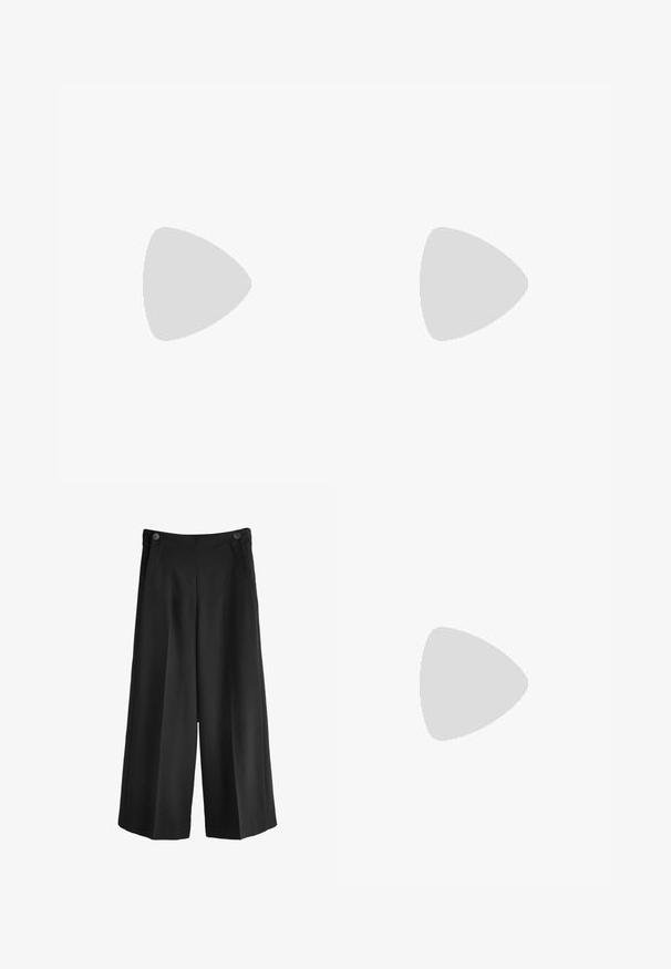 Zwarte langetermijn turtleneck. Zachte stof, getailleerd design, hoge kraag en zijnaad. Eenvoudige en veelzijdige stijl die geschikt is voor het laagjes dragen.; Zwarte wijde broek met hoge taille, gemaakt van een gladde stof. Bevat twee voorkeurs en twee knopen bij de tailleband.; Zwarte lakleren loafers hebben een laag platformzool met een robuuste profiel en een gestikte detail over de middenvoet.; Zwarte leren schoudertas met klep sluiting, afneembare lange schouderriem opgerold aan de basis, en hardware in zilverkleur op een witte achtergrond.