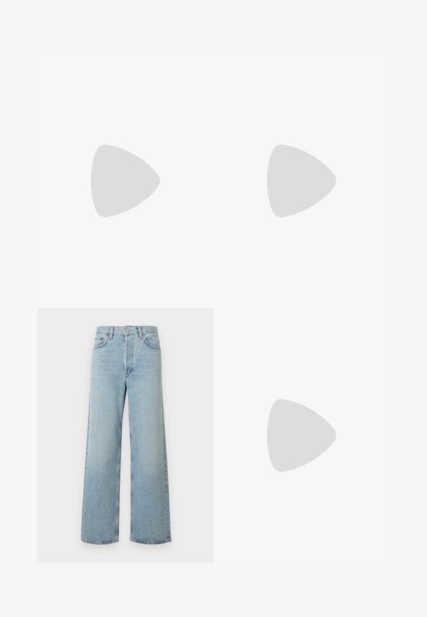 T-shirt en coton bleu clair à manches courtes avec une étiquette carrée rouge et blanche portant l'inscription "CLOSED PRODUTTORE DI JEANS DAL 1978."; Jean large coupe pattes d'éléphant bleu clair en tissu denim avec une taille haute. Comprend cinq poches, une fermeture à bouton, et une texture subtilement délavée.; Ballerines en cuir noir avec un bout rond, texture lisse, détails de couture minimalistes et design de semelle flexible.; Sac à main en cuir marron avec une poignée tressée et une bandoulière réglable. Présente des côtés doucement pliés et des accents de couture visibles.