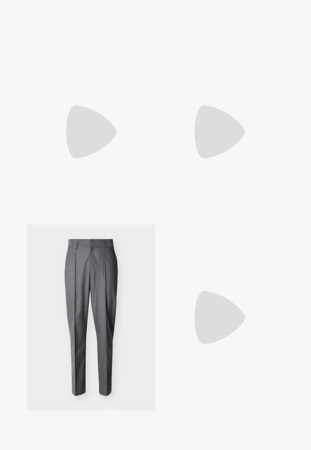 Polo-shirt gris foncé en tissu texturé, avec un col, trois boutons et des manches courtes.; Pantalon de tailleur gris avec plis et passants pour ceinture, présenté à plat sur un fond blanc.; Mocassin pour homme en cuir noir avec un dessus embossé effet croco et un petit talon, présenté de profil sur un fond neutre.; Ceinture en faux cuir noir avec texture crocodile et boucle ronde en argent, enroulée sur un fond blanc uni.