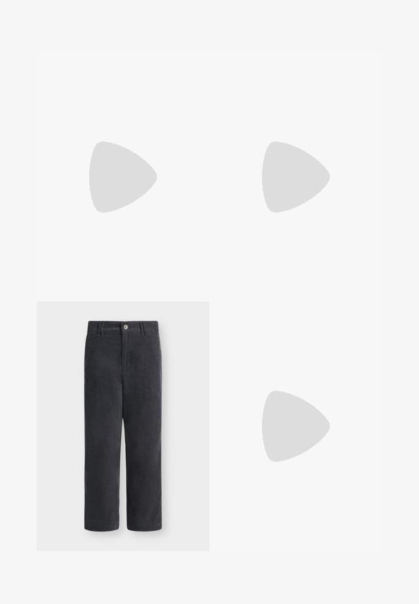 Schwarzes langärmliges Oberteil aus leichtem, strukturiertem Stoff. Hat einen runden Halsausschnitt und eine figurbetonte Silhouette mit minimalen Details.; Schwarze Cordhose mit geradem Bein, Knopf- und Reißverschluss, Gürtelschlaufen und ohne sichtbare Taschen auf einfarbigem Hintergrund.; Schwarze Lederschuhe mit spitzem Zehenbereich und Schlupfdesign, kombiniert mit hellblauen weit geschnittenen Jeans, auf einem Holzboden.; Schwarze Leder-Bucket-Bag mit zwei verstellbaren Schulterriemen und minimalen Nahtdetails auf schlichtem Hintergrund.