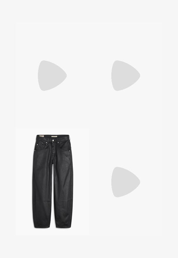Débardeur noir en coton, avec un col rond et des bretelles étroites. Design simple, sans motifs ni accents visibles.; Jean en denim noir avec une coupe large, dotés de poches avant, d'une fermeture à bouton et d'une texture lisse. Le tissu semble robuste.; Jambes portant des leggings côtelés foncés associés à des ballerines noires avec de petits détails en nœud sur fond blanc.; Sac à main rouge en cuir gaufré crocodile avec deux poignées et fermeture éclair. Forme rectangulaire, texture lisse et finition brillante.