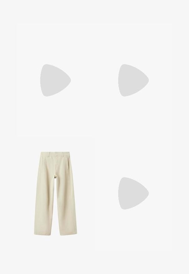 Olivgrünes Kurzarmoberteil mit rundem Halsausschnitt und einer Schleifendetail vorne. Weiches, strukturiertes Material mit einer lockeren Passform.; Beige Hosen mit weitem Bein, Seitentaschen, Gürtelschlaufen und sichtbaren Nähten, flach auf weißem Hintergrund dargestellt.; Weißer Lederschuh mit grünen Streifen, runde Spitze, durch einen Riemen gesichert. Gummisohle, minimalistisches Design, erhöhter Steppstich entlang der oberen Kanten.; Beige Stoff-Schultertasche mit schwarzem Lederriemen und oberem Reißverschluss, einfacher und leicht schlaffer rechteckiger Form.