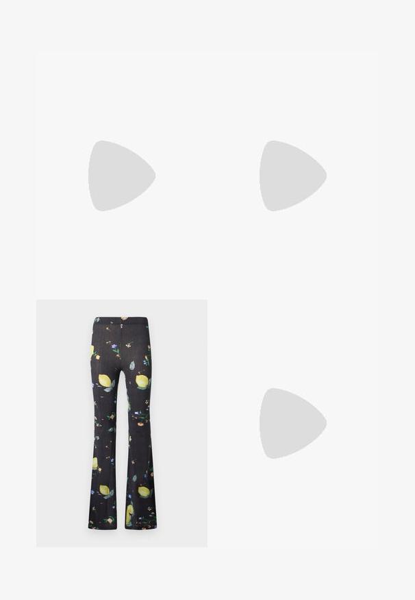T-shirt Moschino à manches courtes avec col noir, présentant un imprimé journal en noir et blanc avec des blocs de texte et des images d'oies et d'un enfant.; Pantalon noir évasé avec un motif coloré de citrons et de petites fleurs dispersé sur tout le tissu.; Sandale à talon haut noire avec une bride étroite à la cheville, bout carré, cuir lisse et accent de boucle métallique.; Sac à bandoulière en denim avec sangle détachable, affichant le texte "LOVE MOSCHINO Made with love" sur le rabat avant.