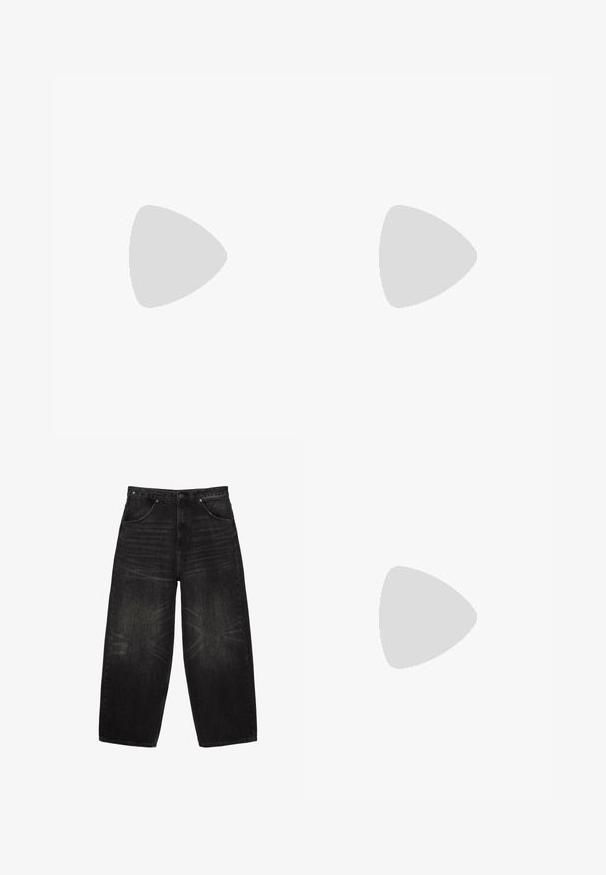 Chemise à manches longues rayée bleu et blanc horizontalement, avec un col rond et une couture centrale visible sur le devant.; Jean en denim noir à jambes larges avec poches avant, passants de ceinture et détails subtils délavés sur les cuisses et les genoux.; Baskets de sport noires et grises avec un tige en mesh et en suède, présentant une semelle intermédiaire blanche, des lacets et un logo "N" audacieux sur le côté.; Lunettes de soleil en plastique noir avec des verres rectangulaires, des verres polarisés et des accents métalliques sur la monture pour une durabilité accrue.