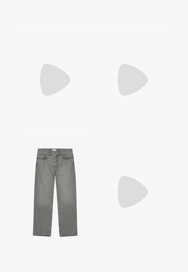 Marineblaue Baumwoll-T-Shirt mit Rundhalsausschnitt, kurzen Ärmeln und geradem Schnitt. Glatte Textur, keine sichtbaren Muster oder Akzente.; Graue Jeans mit geradem Bein, Vorder- und Gesäßtaschen, Gürtelschlaufen, Knopfverschluss und einem kleinen weißen Label am Bund.; Schwarze BOSS Flip-Flop Sandale auf einem beigen Teppich mit einem großen runden bernsteinfarbenen Tisch im Hintergrund.; Lacoste MESSENGER BAG MEN CLASSIC - Umhängetasche - noir