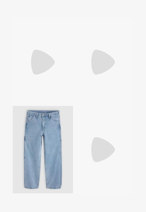 Hvid bomulds T-shirt med rund halsudskæring og korte ærmer, med "OBEY STUDIOS" trykt i sort på venstre brystområde.; Lyseblå straight-leg denimjeans med frontknap, lynlås, bæltestropper og skrå forlommer på en ensfarvet baggrund.; Hvide sneakers med sorte og grå detaljer, med en tekstureret grå tåhætte, sort gummisål og flade hvide snørebånd. Rent design, minimalistisk stil.; Sort stoftaske med flad form, prydet med fed hvid tekst. Lynlåsen er placeret øverst, med en løkke detalje på den ene side.
