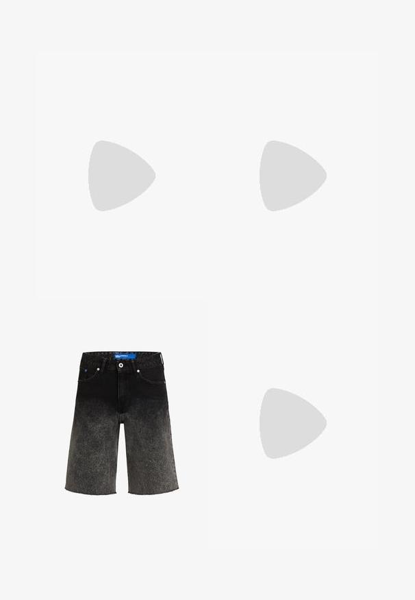 Oversized grijze T-shirt van zacht materiaal met een ronde hals. Bevat een lichtgele logo aan de voorkant en korte mouwen.; Zwarte denim shorts met een vervaging van donker naar licht. Heeft een rafelrand, twee voorzakken en een blauwe merklabel op de tailleband.; Zwarte knielaarzen met een glanzende, krokodillenpatroonstructuur, een puntige neus en een taps toelopende hak. Gladde synthetische materiaal.; Zwarte leren schoudertas met een driehoekige vorm, geperst logo en een enkele verstelbare riem. Minimalistisch ontwerp met een gladde textuur.