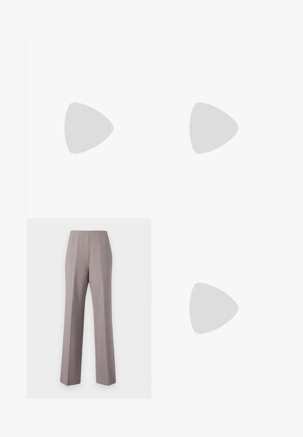 Hellblaue Button-up-Bluse aus weichem Material, mit einem wolkenartigen Muster, einem umgeschlagenen Kragen, langen Ärmeln und einer einzelnen Brusttasche.; Graue maßgeschneiderte Hosen mit hoher Taille, weitem Bein und scharfen Vorderfalten. Hergestellt aus glattem Stoff, mit klaren Kanten und ohne sichtbare Hardware.; Dunkelbraune Lackleder-Slingback-Sandale mit kittenabsatz und Zehensteg auf weißem Hintergrund.; Kleine dunkelbraune strukturierte Handtasche mit kurzem Trageriemen und abgerundetem Boden auf schlichtem hellem Hintergrund.