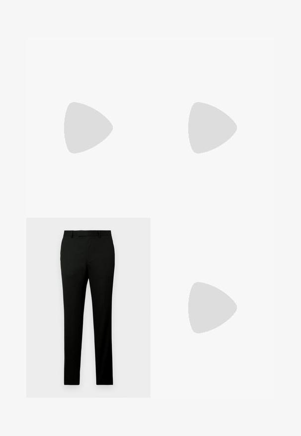 T-shirt beige clair à manches courtes et col rond avec un logo embossé subtil sur la poitrine et une étiquette noire à l'intérieur du col.; Pantalon noir avec une coupe droite, fabriqué dans un tissu texturé, avec des passants de ceinture et des poches latérales. Design simple et épuré.; Mocassin homme en cuir noir avec couture moc toe, bride penny, col texturé et petit talon empilé sur fond blanc.; Ceinture en cuir brun foncé roulée avec une boucle métallique carrée et des coutures visibles le long des bords.