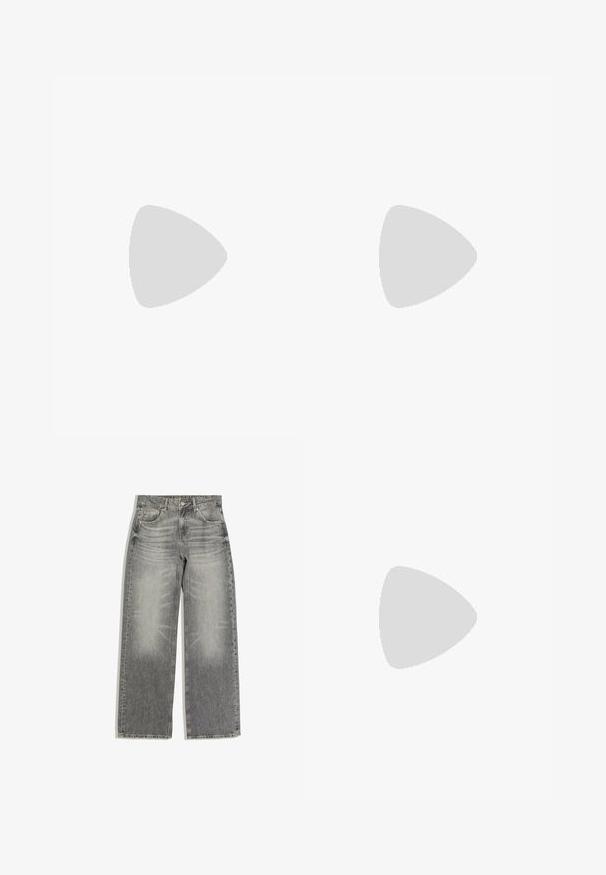 T-shirt à manches courtes avec col rond, de couleur rouge foncé unie, étalé à plat sur un fond blanc.; Jean droit gris en denim avec poches avant et arrière, fermeture par bouton et zip, et détails subtils d'effet délavé.; Baskets en suède marron avec trois bandes blanches, semelle en caoutchouc, et étiquette avec le texte "Gazelle" en or. Fermeture à lacets avec lacets gris.; Sac à épaule en tissu doux vert olive avec fermeture éclair et bandoulière réglable sur un fond uni clair.