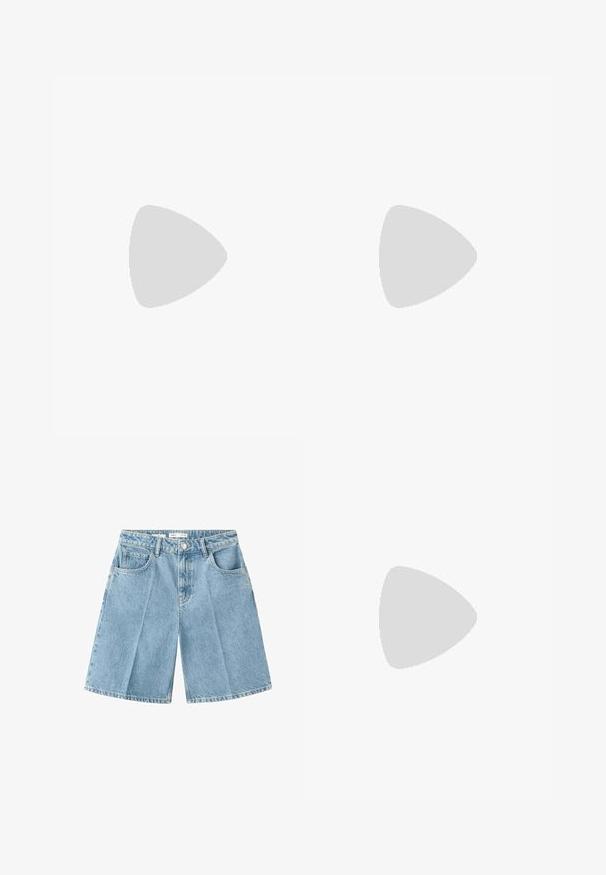Blaues Sweatshirt mit geripptem Rundhalsausschnitt, ausgestattet mit horizontalen hellblauen Streifen und einer glatten Textur. Sauberes Design, weiches Material.; Hellblaue Denim-Shorts mit Vordertaschen, Gürtelschlaufen und Knopfverschluss an der Taille, auf weißem Hintergrund flach liegend dargestellt.; Schwarzer Sneaker aus Wildleder mit weißen Streifen und goldenem Logo, ausgestattet mit einer strukturierten Gummisohle in Kaugummifarben und einer kontrastierenden cremefarbenen Fersenschlaufe.; Schwarze Sonnenbrille mit einem eleganten rechteckigen Rahmen und blauen Gläsern. Besitzt eine glatte Oberfläche und robuste Scharniere. Markenlogo an der Seite.
