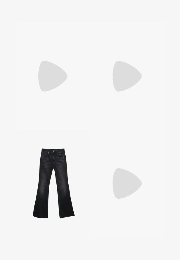 Schwarzes Baumwoll-T-Shirt mit kurzen Ärmeln, Rundhalsausschnitt und einem schlichten Design. Weiche Textur ohne sichtbare Muster oder Akzente.; Schwarze Denim-Jeans mit hoher Taille, Vorderknopf und Reißverschluss, fünf Taschen und ausgestellten, weiten Beinen.; Cremefarbener Wildleder-Sneaker mit schwarzen Streifen, Gummisohle, schwarzem Fersenlasche und goldenem „SPEZIAL“-Schriftzug an der Seite.; Schwarze quadratische Sonnenbrillen mit dunkelgrünen Gläsern, ausgestattet mit markanten Rahmen und silbernen Akzenten an den Seiten. Hergestellt in Italien.