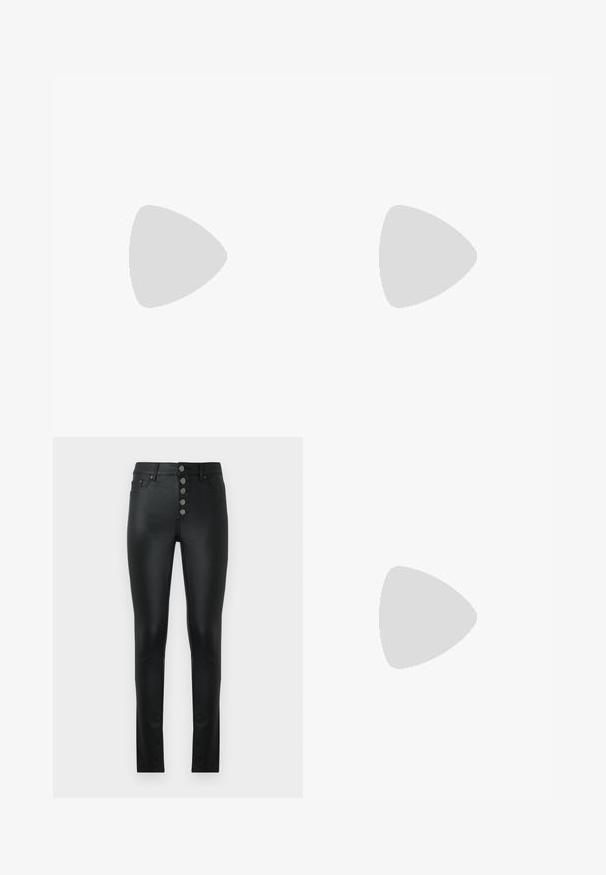 Čierny denimový crop top so širokými ramienkami, ktorý má vertikálne švy a štruktúrovaný strih. Hladký povrch s mierne vyblednutým vzhľadom.; Čierne skinny džínsy s hladkou textúrou, vysokým pásom, päťgombíkovým zapínaním a klasickým štyrmi vreckami.; Čierne lakované kožené slingback topánky s ostrou špičkou a nízkym blokovým podpätkom. Nastaviteľný prackový popruh v oblasti členka.; Čierna obdĺžniková kabelka cez rameno s dlhými tenkými popruhmi a hladkou, lesklou textúrou na jednofarebnom pozadí.