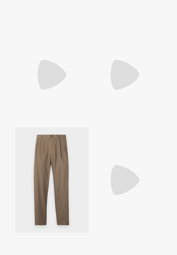 Mørkeblå kortærmet poloshirt med ribbet tekstur, der har en krave og slidse med tre knapper.; Brune plisserede bukser lavet af blødt stof, med lynlås og knaplukning foran, lige ben-design og glat overflade.; Sort læderloafer med metalbrandskilt hvilende nær et brunt rundt bord på beige tæppe.; Lysebrunt ruskindsbælte med sølv metalspænde, rullet sammen og placeret på en hvid overflade.