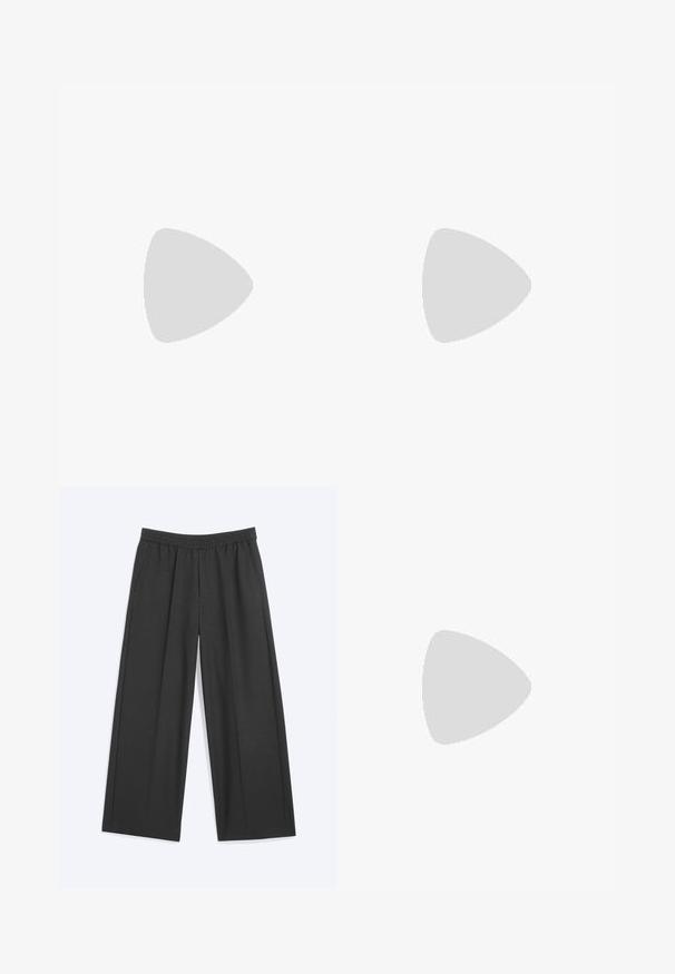 Sort polo-shirt lavet af bomuld, med krave, tre-knaps placket og korte ærmer. Glat tekstur med minimalistisk design.; Sorte bukser med vide ben, elastisk talje og sidelommer, lagt fladt på en ensfarvet baggrund.; Sorte læder loafers med en glat finish, rund tå, lav hæl og dekorativ syning langs forsiden. Gummisål for godt greb.; Ray-Ban solbriller med grønne linser, sorte plastikstel og gyldne detaljer ved kanterne. Firkantet form med mat finish.