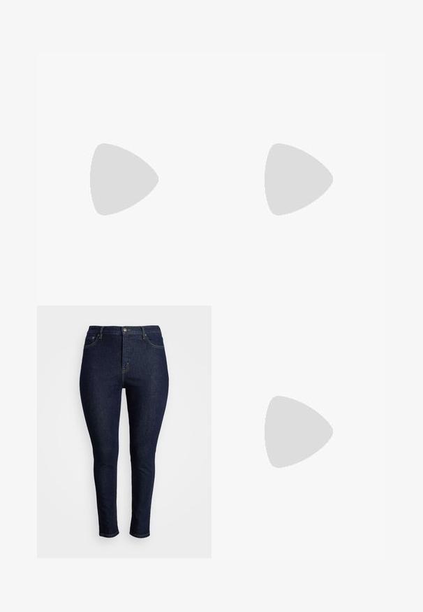 Mørkeblå, kortærmet top med rund halsudskæring og opsmøgede ærmer. Lavet af glat, letvægtsstof, velegnet til afslappet brug.; Mørkeblå denim skinny jeans med høj talje, der har fem-lomme design, syningsdetaljer og lynlås- og knaplukning.; Hvid lavtop sneaker med snørelukning foran, ruskind- og læderpaneler og en lysebrun gummisål på en hvid baggrund.; Sølv hoops øreringe har et glat, afrundet design med en slank profil og sikker spænde. Minimalistisk stil med en poleret finish.