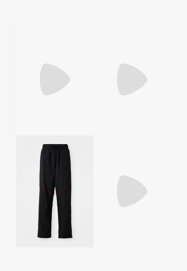 Camiseta negra con el texto en rojo "JORDAN" en negrita, la silueta de una figura saltando y "EST. 1984" en blanco debajo del gráfico.; Pantalones deportivos negros con un acabado texturizado, con cintura ajustable con cordón, líneas de acento rojas y un corte holgado.; Zapatillas deportivas blancas y negras con acentos rojos. Presentan materiales de malla y cuero, punta redondeada y suela de goma texturizada.; Collar de cadena curb en tono plateado con cierre de langosta y cadena extensible ajustable sobre fondo blanco.