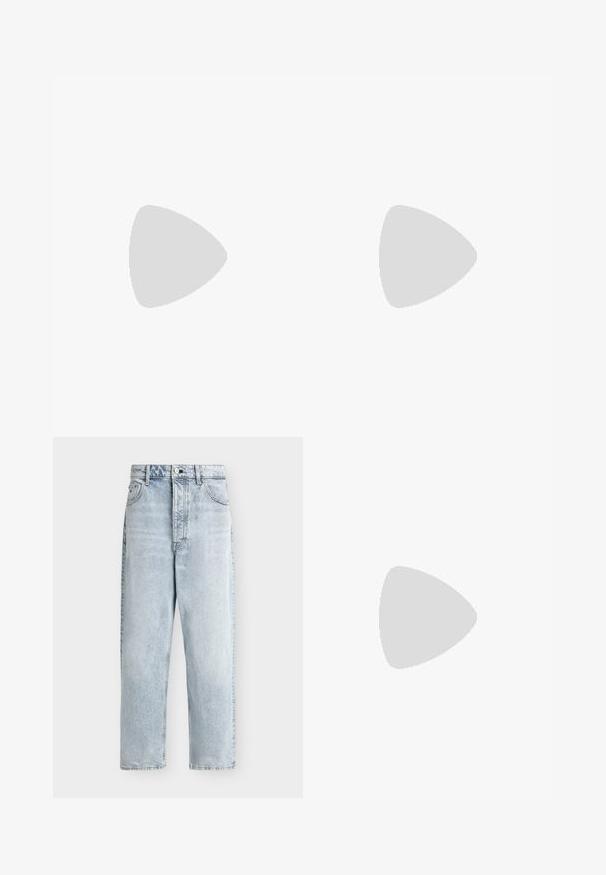 Zwarte poloshirt van katoen, met een klassieke kraag, een drie-knopen sluiting, korte mouwen, en een wit logo op de linkerborst.; Lichtblauwe high-waist jeans met rechte pijpen, voor met knoop- en ritssluiting, riemlussen en twee voorzakken.; Zwart suède sneaker met een crèmekleurige rubberen zool, platte veters en een zachte binnenvoering. Heeft minimale branding in goud.; Armband met zwarte en zilveren kralen, afwisselend ronde en buisvormige vormen, metalen glans en een sluiting.