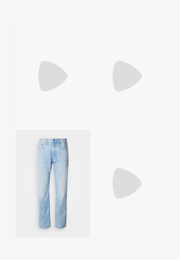 Camiseta de manga corta negra de algodón, con un logo central de Calvin Klein en rojo y blanco, con cuello redondo y corte relajado.; Vaqueros de mezclilla azul claro con corte recto, con secciones desgastadas, diseño de cinco bolsillos y cierre de botones clásico.; Zapatillas de piel de ante beige con suela de goma blanca, que presentan un acento en el talón de color verde oscuro y un sutil logo en el lateral.; Bolso bandolera compacto verde oliva con bolsillo frontal, correa negra ajustable, cierre de cremallera y placa con el logo de Calvin Klein.