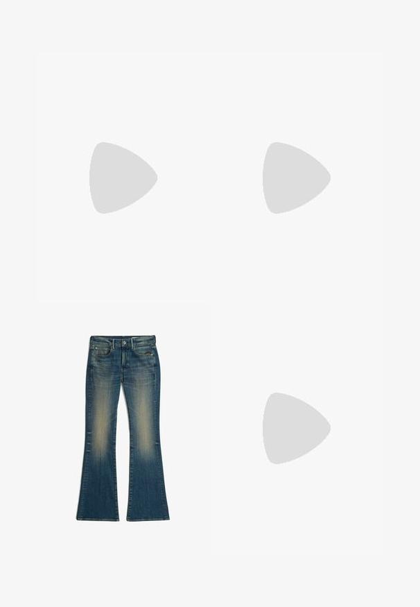 Zwarte mouwloze top van katoen; met een metallic zilveren vlinder en tribale patroonontwerp over de borst. Ronde halslijn.; Blauwe denim flare jeans met vervaagde voorste dijgebieden, vijf zakken, knoop en riemlussen, plat gelegd op een witte achtergrond.; Witte sneakers met een dikke zool, een gestructureerde leren bovenkant en een decoratieve metalen ketting met bedels. Voorzien van vetersluiting en een gevoerd kraagje.; Zwarte gepatineerde leren handtas met een gebogen vorm, voorzien van zilveren hardware, decoratieve sluitingen en een korte schouderband. Blauwe label bevestigd.