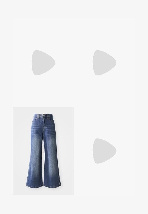 Bolso negro de imitación piel con un diseño recortado, superficie texturizada, correas de cadena plateadas y un parche de logo rosa en el centro.; Jeans de denim de pierna ancha en azul medio, con una cintura alta, diseño de cinco bolsillos y costuras en contraste a lo largo de los dobladillos y los lados.; Sandalia plataforma con tacón de bloque de corcho, tiras cruzadas de cuero marrón, hebillas plateadas y tachuelas metálicas sobre fondo blanco.; Pendientes de aro de plata con enlaces ovalados alargados, con un acabado pulido y un colgante con textura. Diseño sencillo con bordes suaves.