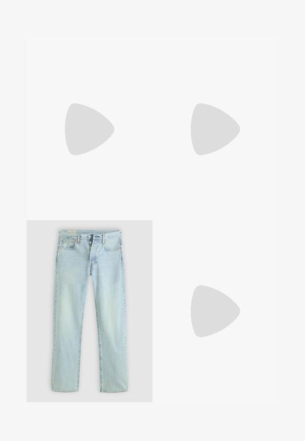 Blaues Baumwoll-T-Shirt mit kurzen Ärmeln, mit einem runden Logo in Weiß, Gelb und Schwarz im Bereich der linken Brust. Rundhalsausschnitt, normale Passform.; Helle blaue Denim-Jeans mit geradem Schnitt, fünf Taschen, Knopfverschluss und dezentem Verblassen. Mit Steppdetails und Kupfennieten.; Weißer Sneaker mit niedrigem Schaft, vorn mit Schnürung und dicker Sohle, aus der Seitenansicht vor neutralem Hintergrund.; Schwarze Tragetasche mit Doppelgriffen, großer vorderer Ledertasche mit Reißverschluss und dezentem Calvin Klein-Logo in der Mitte der Tasche.