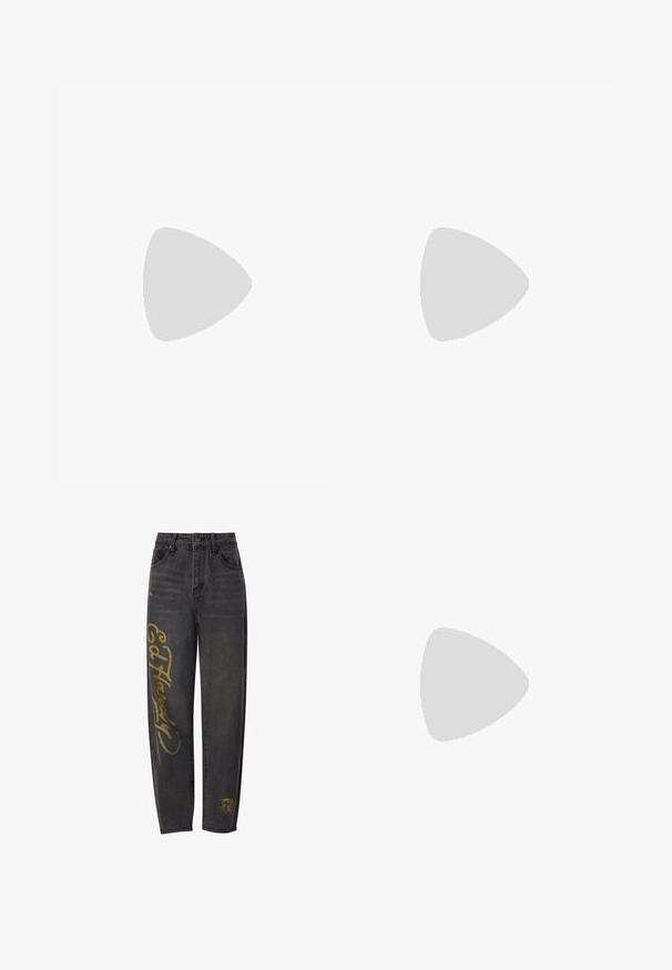 Lyseblå kortærmet t-shirt med ribbet tekstur. Har et lille logo-patch på brystet. Rund halsudskæring og en tætsiddende pasform.; Sorte denimjeans med guld skrifttryk på venstre ben. Klassisk fem-lomme design, lige benform, let slidt tekstur.; Høje sneakers med en struktureret lys gul overdel, hvid gummitå, og kontrasterende sorte striber på den hvide sål. Snørebåndsdesign.; To par skinnende sølvøreringe med et karakteristisk spidst, V-formet design, vist på en hvid baggrund.