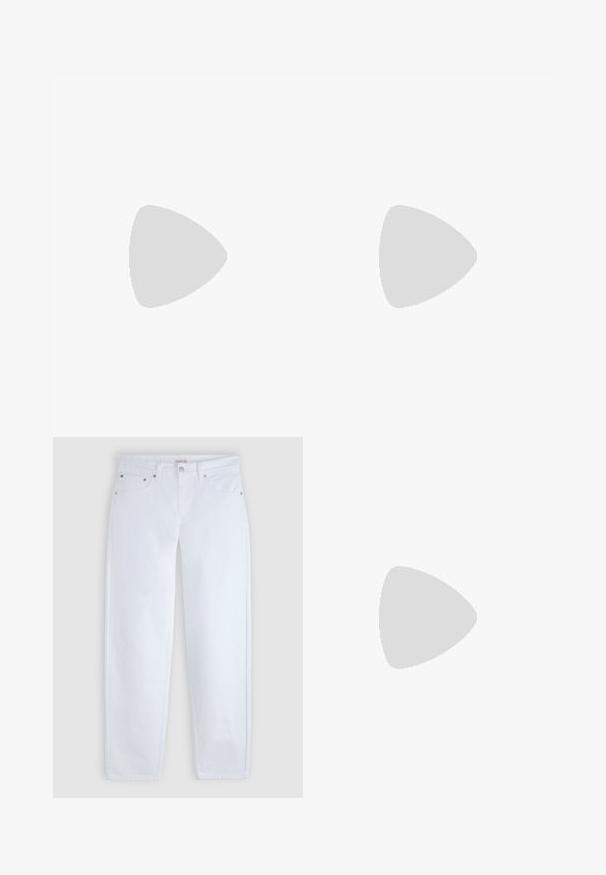 Débardeur beige sans manches en tissu doux, avec un col rond et une coupe décontractée, présentant des détails de couture minimalistes.; Jean blanc à coupe droite avec cinq poches, rivets métalliques et une fermeture par bouton à la taille.; Baskets blanches avec bandes roses, semelle en caoutchouc et bout en daim. Dotées d'une fermeture à lacets et de matériaux texturés sur la tige.; Sac d'épaule beige en forme de demi-lune avec une texture douce et rembourrée. Comprend une bandoulière réglable et une fermeture éclair sur le bord supérieur.