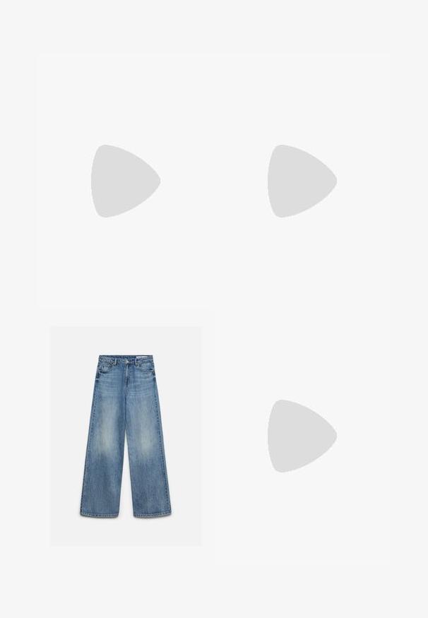 Zwarte longsleeve top gemaakt van soepele stof met een ronde hals en een aansluitende pasvorm; bevat geen patronen of accenten.; Blauwe wijde spijkerbroeken met een vervaagd effect aan de voorkant, een knoop aan de voorkant, ritssluiting en voorzakken met riemlussen.; Benen met donkere geribbelde leggings gecombineerd met zwarte ballerina's met kleine strikdetails op een witte achtergrond.; Zwarte geplooide handtas met een ronde handgreep, verstelbare schouderriem en glanzende textuur. Heeft zilveren hardware en een gestructureerde silhoutte.