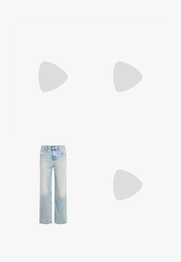 Eenvoudig wit katoenen T-shirt met korte mouwen en ronde hals, getoond op een lichtgrijze achtergrond.; Lichtblauwe jeans met rechte pijpen, een vervaagde wassing, knoop- en ritssluiting aan de voorkant, en een ontwerp met vijf zakken.; Zwarte sneakers met een golvende textuur en grijze accenten. Voorzien van een vetersluiting en een stevige, sculpturale zool. Branding is zichtbaar aan de zijkant.; Zwarte rechthoekige crossbodytas met twee ritssluitingsvakken, "KARL LAGERFELD JEANS" logo en verstelbare merkriem op witte achtergrond.