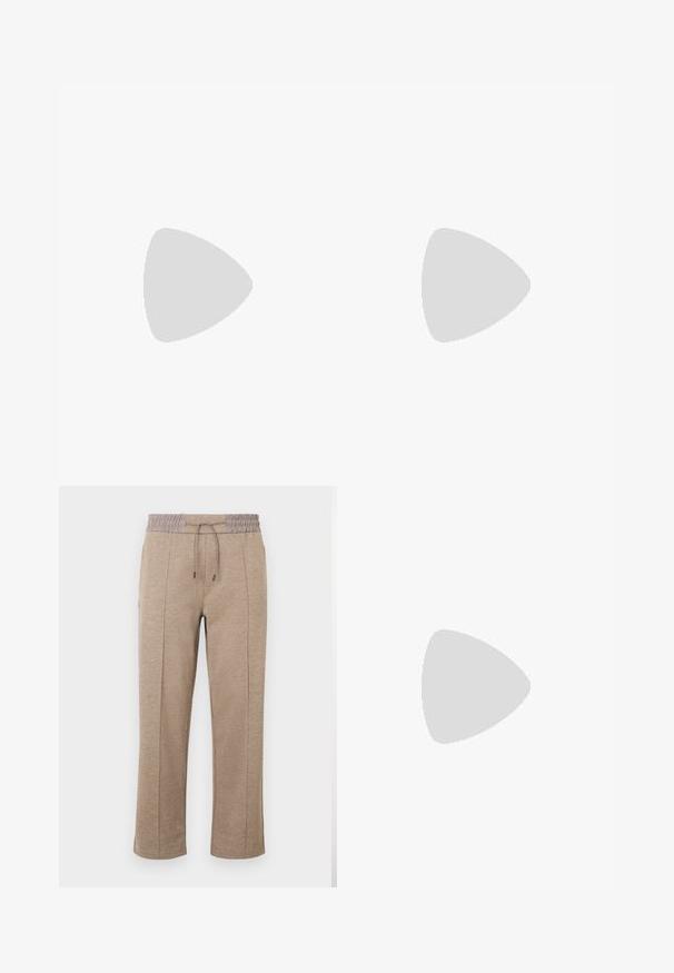 Polo noir à manches courtes avec col et patte à deux boutons, arborant un logo circulaire doré Just Cavalli sur la poitrine.; Pantalon marron clair à coupe décontractée avec une taille élastique et un cordon de serrage. Texture lisse avec un détail de couture latérale et des jambes fuselées.; Chaussure noire en cuir à enfiler avec des accents cousus, un col relevé et une semelle en caoutchouc plate, positionnée au-dessus d'une surface beige douce.; Bracelet en cuir tressé noir avec un fermoir en argent, présentant un détail texturé carré, reposant sur un piédestal blanc.