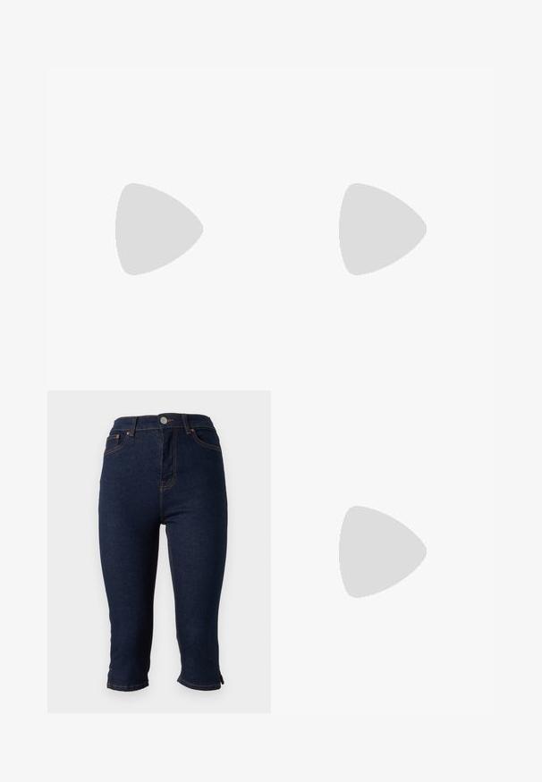 Haut dos nu bleu marine à pois blancs, encolure en V et taille cintrée, présenté sur un fond uni.; Jean skinny court en denim bleu foncé avec fermeture frontale par boutons et surpiqûres orange, présenté sur fond blanc.; Jambes portant des leggings côtelés foncés associés à des ballerines noires avec de petits détails en nœud sur fond blanc.; Petit sac à main noir brillant avec deux longues anses et des détails à cordon sur les côtés sur un fond clair uni.