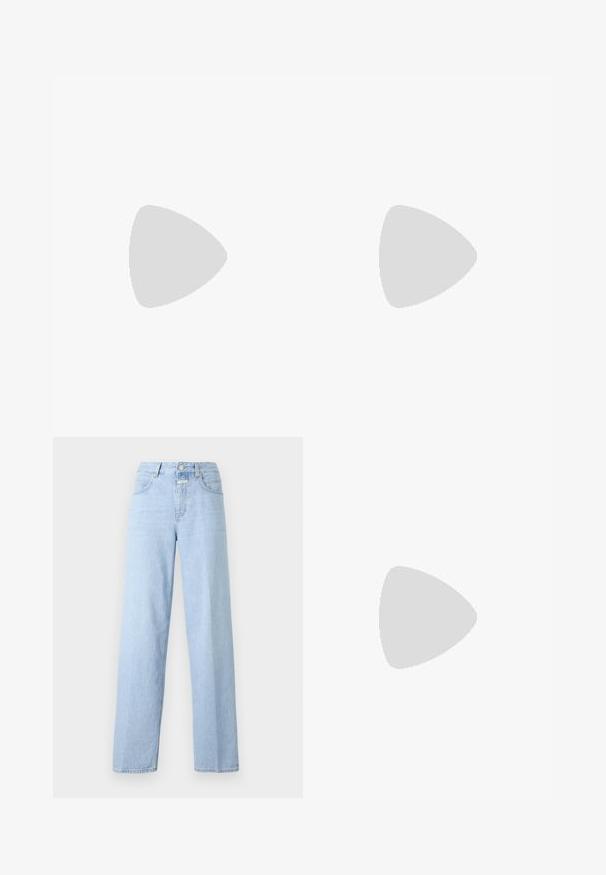 T-shirt noir à manches courtes en coton, avec un col rond et une texture simple et lisse, sans motif imprimé ni accents.; Jean taille haute bleu clair avec une coupe droite. Fabriqué en denim, doté de cinq poches et d'une fermeture à bouton à l'avant. Design minimaliste.; Chaussure plate en cuir noir avec bride arrière, bout pointu et petit talon carré sur fond blanc.; Petit sac poignet en daim marron doux avec cadre en métal argenté et boules rondes marron de fermeture sur fond clair uni.