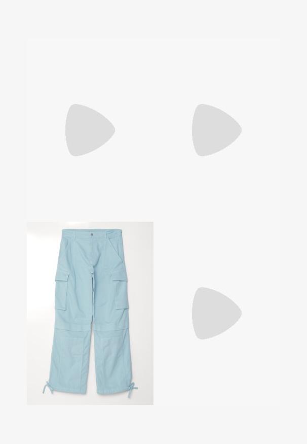Top negro asimétrico hecho de tela texturizada; presenta un detalle de lazo en el hombro izquierdo y un diseño ajustado.; Pantalones cargo azul claro con un ajuste relajado. Presentan bolsillos laterales sobredimensionados, puños ajustables y un cierre de botón en la cintura.; Sandalia de tacón de cuero gris con tira anudada en los dedos y cordones que se envuelven alrededor del tobillo, sobre un tacón delgado de altura media, sobre fondo blanco.; Bolso plateado, brillante, con forma triangular y asa recortada. Presenta un detalle de logotipo dorado en el frente. Textura lisa y reflectante.