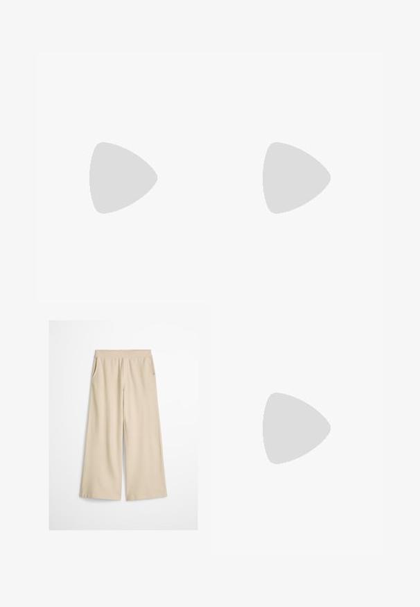 Top corto negro de manga corta con mangas rizadas dramáticas, escote redondo y detalle de abertura en la parte posterior. Material suave.; Pantalones de pierna ancha color crema con una pretina alta y sin cierres ni bolsillos visibles, mostrados sobre un fondo blanco.; Sandalias marrones de doble hebilla con suela de corcho, llevadas con jeans holgados de color azul claro. Material suave y diseño de punta abierta.; Bolsa de tela tipo tote con patrón abstracto de hojas negras sobre fondo crema y asas largas a juego con el mismo diseño.