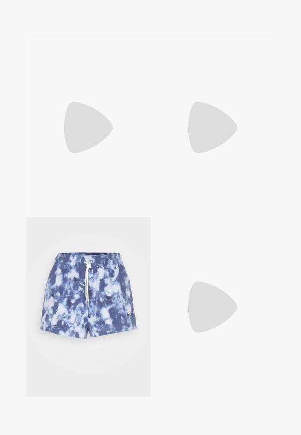 Witte, mouwloze tanktop met een ronde halslijn. Gemaakt van zachte, gladde stof. Heeft een simpele, rechte zoom zonder patronen of accenten.; Blauwe en witte tie-dye shorts met een elastische tailleband, trekkoord en een klein logo op de linker onderkant van het been. Zachte stof textuur.; Witte canvas sneakers met rubberen zolen, voorzien van zes vetertjes, een ronde neus en lichte stikdetails, gecombineerd met witte enkelsokken.; Zilveren hoepeloorbellen, cirkelvormig, met een gladde glanzende textuur en een constante breedte. Minimalistisch ontwerp zonder extra accenten.