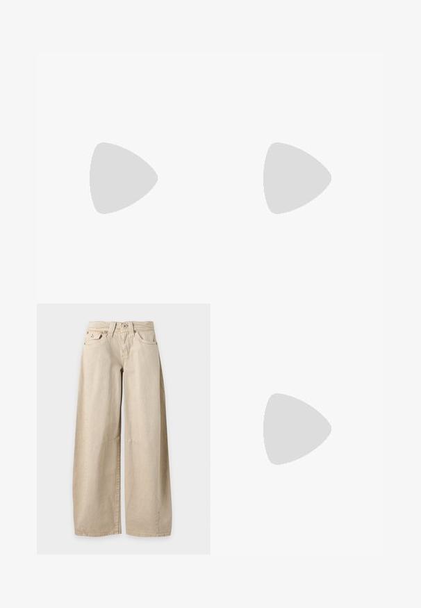 Marineblåt poloshirt lavet af en bomuldsblanding med krave, tre knapper og hvide striber langs skuldrene; har et broderet logo.; Beige jeans med vide ben, fem lommer og synlige sømme ved knæene, vist fladt mod en ensfarvet lysegrå baggrund.; adidas Originals JAPAN - Sneakers - preloved brown/cream white/core black; To par skinnende sølvøreringe med et karakteristisk spidst, V-formet design, vist på en hvid baggrund.
