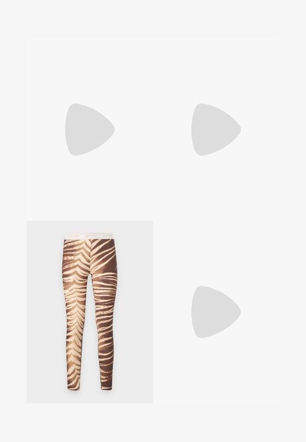 Olivengrøn ribbet tanktop med en rund halsudskæring og fem knaplukninger foran. Blød tekstur og tætsiddende design.; Brune og beige tigerstribede leggings med en hvid linning med "just cavalli"-branding i lyse orange.; Beige læder slingback-pumpe med spids tå, lavt buet hæl og justerbar spænde-rem.; Katteøje solbriller i mørkt skildpadde-mønster, med brune linser og guld detaljer. Firkantede rammer med teksturerede stænger.