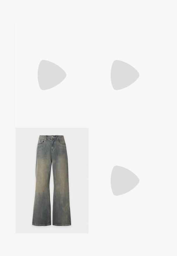 Cremefarvet bomulds t-shirt med korte ærmer og grøn tekst, der står "KidSuper," "Super Fluff n' Fold," samt vaskeanvisninger.; Vidde, falmede blå jeans med forlommer og bæltestropper, vist mod en ensfarvet lys baggrund.; Les Deux TREVOR - Sneakers - ivory; Grå lærredsnet med to håndtag og frontlomme med broderet ulvehoveddesign.