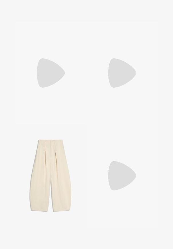 Kortærmet T-shirt i lyse beige, lavet af blødt bomuld. Har en rund halsudskæring og en glat tekstur uden mønstre eller grafik.; Bukser i cremefarve med vid ben, høj talje og frontplisser, vist fladt på en hvid baggrund.; Sort læderloafer med en kraftig gummisål og klassiske penny-strap detaljer, vist fra ydersiden.; Ray-Ban solbriller med grønne linser, sorte plastikstel og gyldne detaljer ved kanterne. Firkantet form med mat finish.