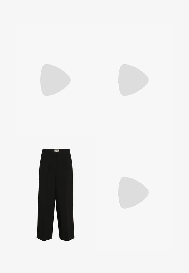 Blusa de manga larga con estampado de leopardo en marrón y negro, con un cuello redondo y puños de manga fruncidos, fabricada en un tejido suave y texturizado.; Pantalones anchos negros con cintura elástica y una pequeña etiqueta "soaked" centrada en el interior de la cintura.; Sandalia de tacón alto de charol negro con correas finas, diseño en forma de T, cierre de hebilla y una silueta curva y elegante.; Bolso de mano para noche en tono dorado con pequeños cristales brillantes, asa metálica, cierre con perla y correa de cadena desmontable sobre fondo blanco.