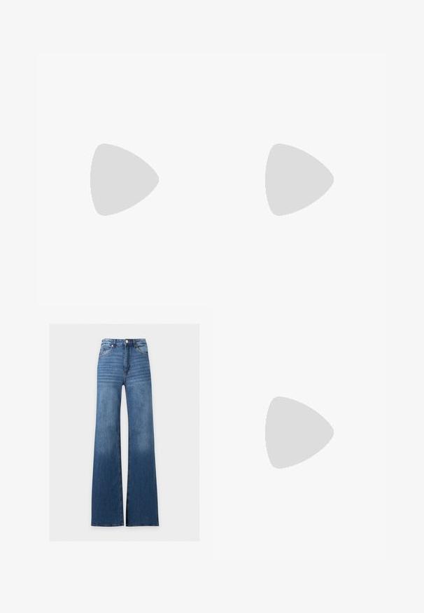 Groene gebreide pullover met een V-hals en korte mouwen. De textuur van de stof heeft een geribd patroon; voorzien van een klassieke kraag.; Blauwe high waist denim jeans met wijde pijpen en voorzakken, knoop- en ritssluiting, platliggend getoond op een witte achtergrond.; Benen met donkere geribbelde leggings gecombineerd met zwarte ballerina's met kleine strikdetails op een witte achtergrond.; Zwarte leren schoudertas met gespsluiting aan de riem, afgeronde hoeken en contrasterende witte stiksels op een effen achtergrond.