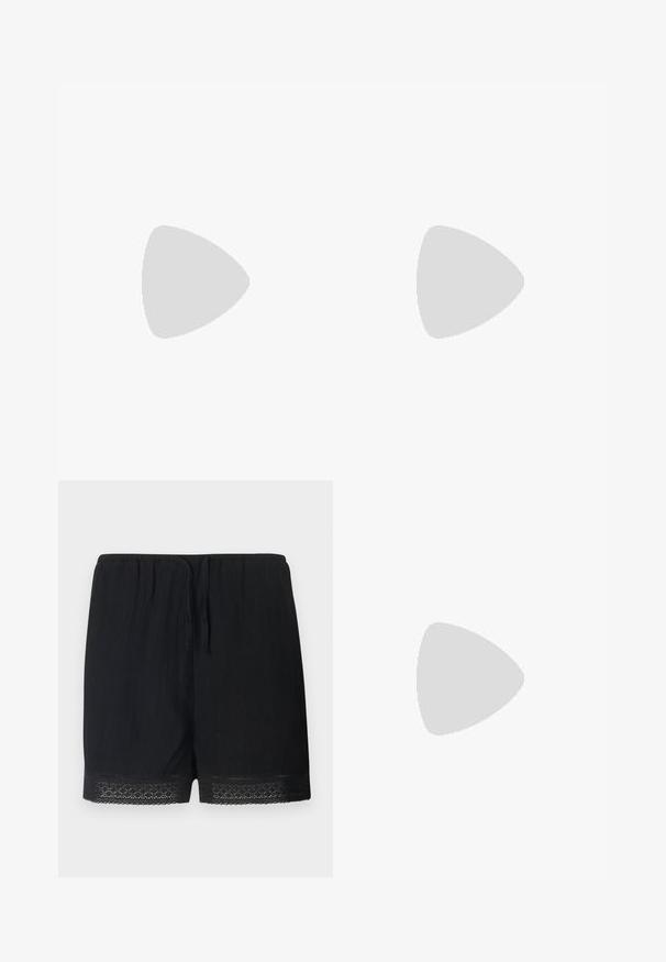 Sort kortærmet rash guard lavet af strækbart materiale, med et hvidt "ROXY" logo på forsiden og en rund halsudskæring.; Sorte shorts lavet af struktureret stof med elastisk talje og bindebånd, som har en fin blondekant ved kanten.; Sort gummiflipflop med tekstureret sål og Y-formet rem, vist i sideprofil mod en ensartet lys baggrund.; Sølvøreringe i form af hoops med en glat, blank finish. Cirkulær form, der har en sikker lås. Simpelt og elegant design.