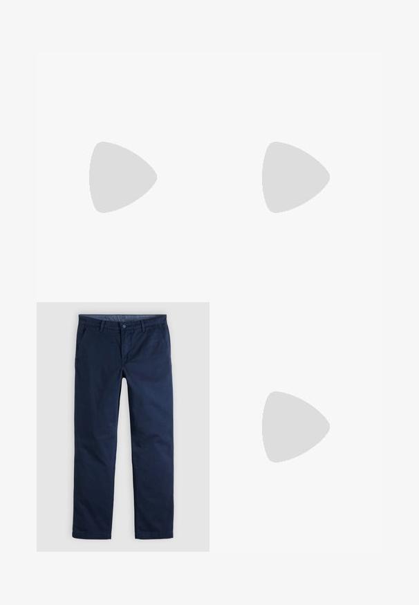 Polo vert texturé avec un col d'un vert plus foncé contrastant, une patte de boutonnage à deux boutons et un petit logo sur la poitrine.; Pantalon décontracté pour homme, coupe droite, bleu foncé, avec passants pour ceinture et poches latérales avant, présenté à plat sur un fond neutre.; Mocassin en cuir marron pour homme avec dessus beige tissé et semelle noire, présenté de profil sur fond blanc.; Ceinture en cuir noire enroulée avec une boucle rectangulaire en métal argenté sur un fond clair uni.