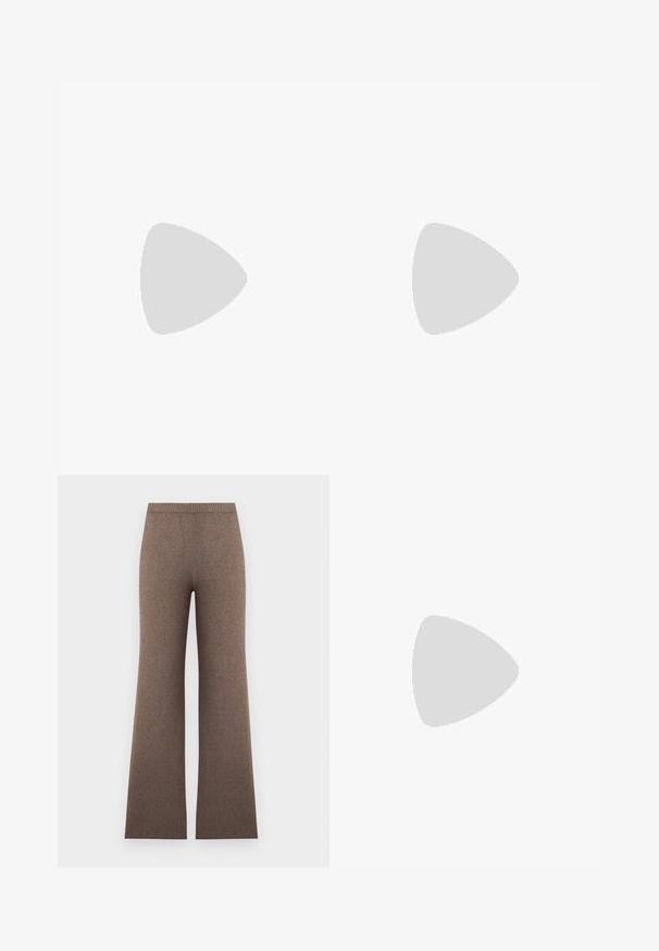 Top de manga larga hecho de algodón gris oscuro con cuello redondo, diseño ajustado y textura suave. Sin patrones ni acentos notables.; Pantalones de punto marrón de talle alto con corte de pierna ancha y cintura elástica acanalada, mostrados planos sobre un fondo claro.; Piernas con leggings oscuros acanalados combinados con bailarinas negras que presentan pequeños detalles de lazo sobre un fondo blanco.; Bolso de hombro de cuero marrón oscuro con una forma suave y caída, y un asa con nudo torcido sobre un fondo blanco liso.
