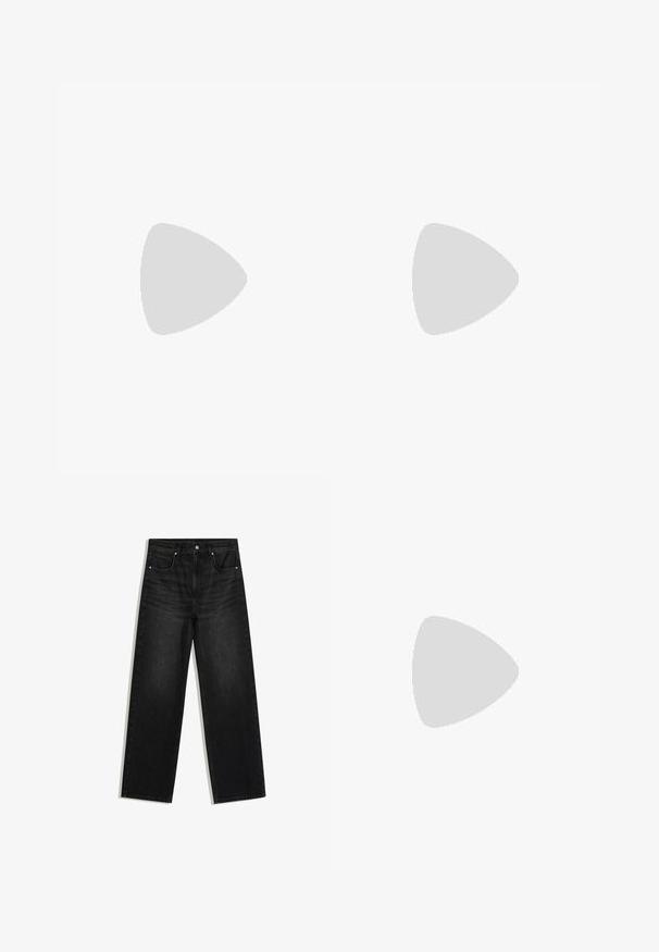 Roze T-shirt met korte mouwen, dunne horizontale zwarte strepen en een ronde halslijn op een witte achtergrond.; Zwarte rechte denim jeans met voorzakken, riemlussen en knoopsluiting, getoond tegen een witte achtergrond.; Witte Adidas Samba sneaker met zwarte strepen en gumzool, zwevend boven gestructureerde grijze betonnen treden.; Kleine donkerbruine leren handtas met dubbele handvatten en een afneembare schouderriem op een witte achtergrond.