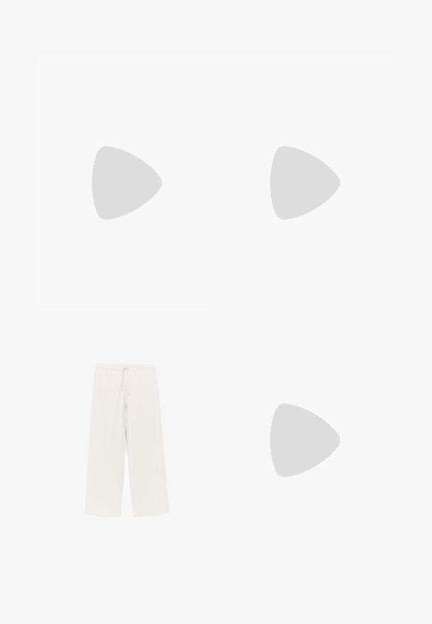 Débardeur bleu clair avec de fines bretelles noires et une coupe ajustée. Texture lisse et couleur unie, avec des bordures contrastées le long de l'encolure.; Pantalon large beige clair en tissu doux. Caractéristiques : taille élastique avec cordon de serrage, texture lisse, sans motifs apparents.; Sandale noire à talon haut avec bride à la cheville et nœud décoratif en petites perles sur la bride avant.; Sac à main plissé noir avec une poignée arrondie, une bandoulière réglable et une texture brillante. Présente des accessoires en argent et une silhouette structurée.