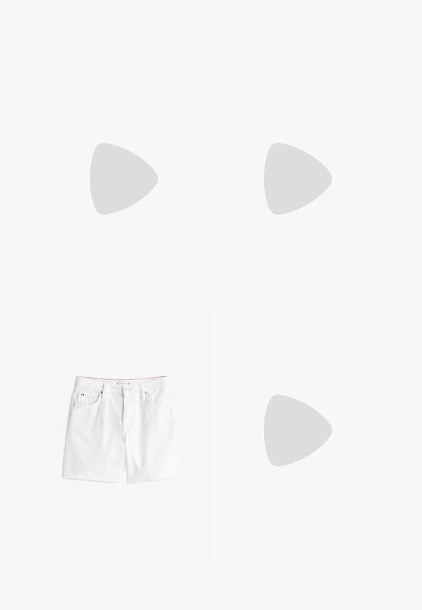 T-shirt en coton rose clair avec col rond, manches courtes et petit logo sur la poitrine. Texture lisse, design décontracté.; Shorts en denim blanc avec une coupe droite, dotés d'une fermeture à bouton, de passants de ceinture, et de deux poches avant. Couture rouge le long de la taille.; Baskets blanches en toile avec bout rond, lacets à l'avant et un accent doré sur le talon. Présente un petit emblème sur le côté.; Boucles d'oreilles demi-cercles ton argent avec texture striée et fermoirs à pression sur fond blanc.