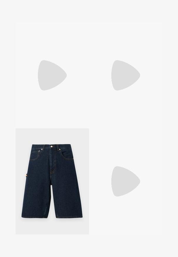 Groene katoenen T-shirt met ronde hals, korte mouwen en een borstzak met een oranje label. Contrasterend stiksel is zichtbaar.; Donkerdenim shorts met een losse snit, vijf zakken en contrasterende oranje stiksels. Heeft een klassieke knoop- en ritssluiting.; Witte sneaker met zwarte en grijze accenten, voorzien van een grijze neus met textuur, zwarte rubberen zool en platte witte veters. Schoon ontwerp, minimalistische stijl.; Blauwe canvas tas met voorvak en rode "O.N.S" borduring, voorzien van dubbele handvatten en een verstelbare schouderriem.
