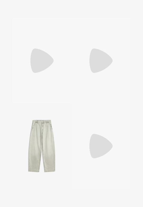 Grå oversized t-shirt lavet af bomuld, med rund hals, korte ærmer og et trykt logo i marineblå, der læser "BALL THE JEANS".; Lysegrå denimjeans med høj talje, frontknap og lynlås, skrå sidelommer og brede, lige ben.; Grå suedestøvle med hvide læderstriber og guldlogo-detalje. Flad gummisål, rund tå og klassisk snølukkedesign.; Skuldertaske i blødt olivengrønt stof med lynlås og justerbar rem på ensfarvet, lyst baggrund.